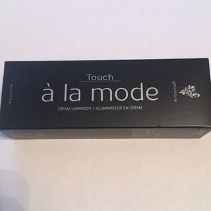 NWT Younique a la Mode Cream Luminizer